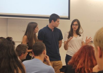 Studenten beim Vortrag im Rahmen von COLIBRI