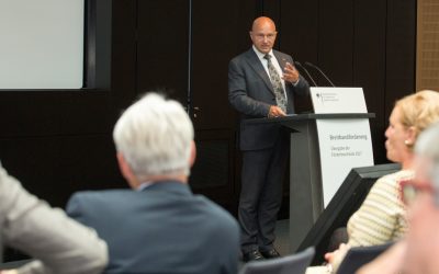 Förderbescheidübergabe durch Staatssekretär Rainer Bomba