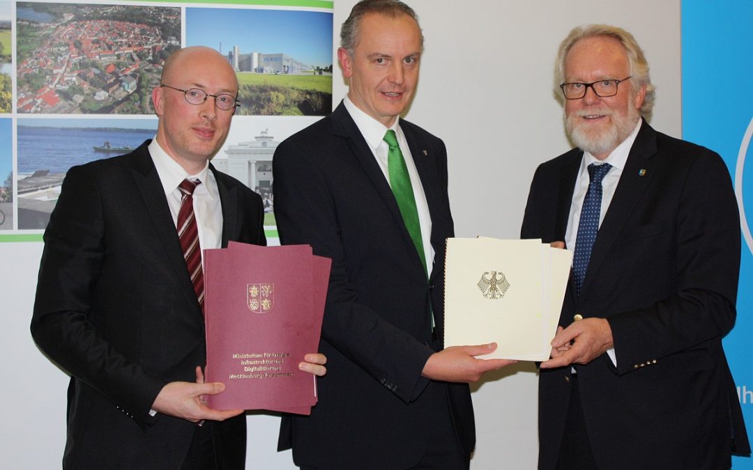 Christian Pegel (Minister für Energie, Infrastruktur und Digitalisierung des Bundeslandes Mecklenburg-Vorpommern), Marc Walter (Niederlassungsleiter, aconium GmbH) und Rolf Christiansen (Landrat, Landkreis Ludwigslust-Parchim) bei der Förderbescheidübergabe am 6.11.2017 in Parchim. Foto: Landkreis Ludwigslust-Parchim