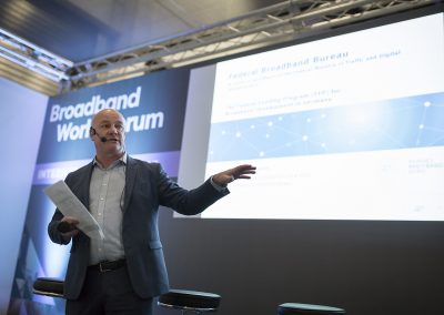 Chris Ashe, Direktor des Europäischen Instituts für Innovation (EIfI) moderiert den Governmental Workshop am 24.10.2017 in Berlin auf dem Broadband World Forum 2017. Foto: aconium GmbH / Florian Schuh