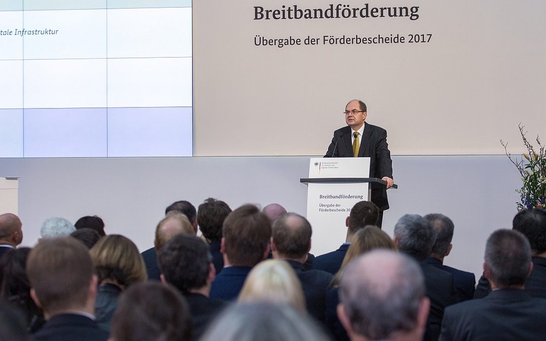 Christian Schmidt, geschäftsführender Bundesminister für Verkehr und digitale Infrastruktur, redet bei der Förderbescheidübergabe am 19.12.2017 im BMVI in Berlin.