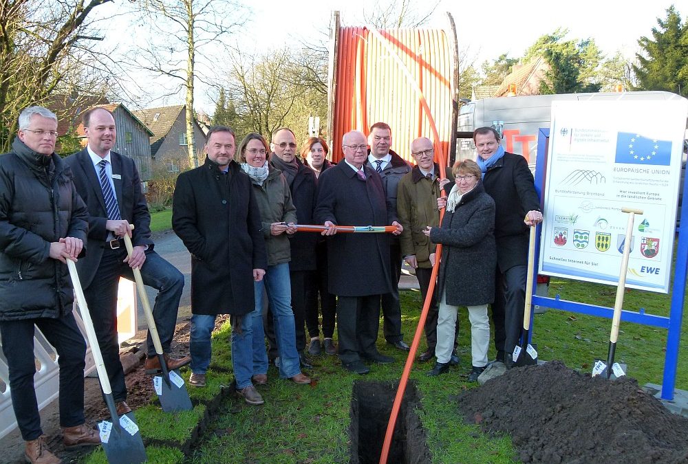 l-r: Michael Roelofs (Leiter Netzregion, EWE NETZ GmbH), Björn Muth (Kommunalbetreuer, EWE NETZ GmbH), Dirk Eberle (BG SG Bothel), Tanja Steinecke (Projektleiterin Breitband Landkreis Rotenburg), Rudolf Markschläger (Geschäftsführer, EWE TEL GmbH), Hella Schröder (aconium GmbH), Rolf Lüdemann (BG SG Brockel), Marc Eden (Projektleiter, EWE TEL GmbH), Landrat Hermann Luttmann, Bürgermeisterin Käthe Dittmer-Scheele (Gemeinde Scheeßel) und Oliver Grundmann (MdB) beim Spatenstich in Brockel am 18.12.2017. Fotocredit: Landkreis Rotenburg