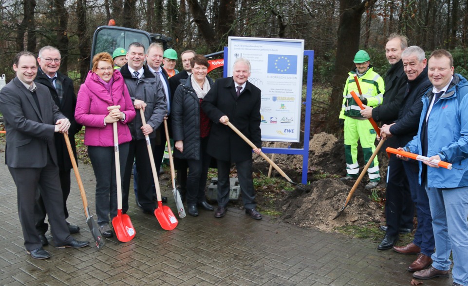 Spatenstich im Landkreis Wesermarsch am 21.12.2017 mit den Teilnehmern Stefan Molkentin (links, Niederlassungsleiter der aconium GmbH), MdB Susanne Mittag (3.v.l.), Marc Eden (4.v.l., Planung Breitbandmanagement EWE Tel GmbH), Projektkoordinatorin Ingrid Miodek neben Landrat Thoams Brückmann (mitte) und Henning Kaars (Bürgermeister der GSpatenstich im Landkreis Wesermarsch am 21.12.2017 mit den Teilnehmern Stefan Molkentin (links, Niederlassungsleiter der aconium GmbH), MdB Susanne Mittag (3.v.l.), Marc Eden (4.v.l., Planung Breitbandmanagement EWE Tel GmbH), Projektkoordinatorin Ingrid Miodek neben Landrat Thoams Brückmann (mitte) und Henning Kaars (Bürgermeister der Gemeinde Jade). Fotocredit: Wolfgang Böningemeinde Jade).