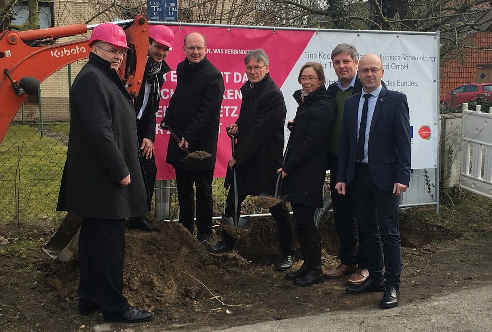 Teilnehmer beim Spatenstich am 07.03.2018 in Soldorf im Landkreis Schaumburg: Landrat Jörg Farr (Landkreis Schaum-burg, 3. v. l.), Dieter Brenneke (Landkreis Schaumburg, 4. v. l.), Heike Fliess (Landesbeauftragte für regionale Landesent-wicklung Leine-Weser, 3. v. r.), Matthias Schulze-Mantei (aconium GmbH, 2. v. r.), Wilfried Konnemann (Breitband Kompetenz Zentrum Niedersachsen, r.) und Mitarbeiter des Telekommunikationsunternehmens.