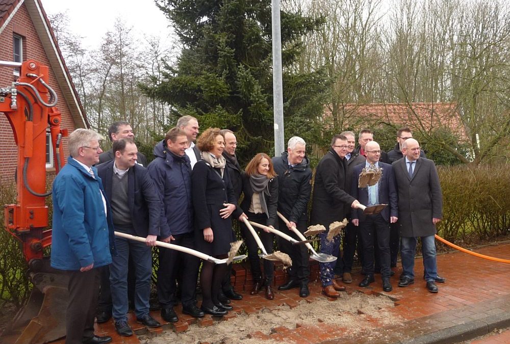 Stefan Molkentin (aconium GmbH, Zweiter v. l.), Landrat Matthias Groote (Siebter v. r.) und Bürgermeister Theo Douwes (Gemeinde Westoverledingen, Sechster v. r.) beim Spatenstich mit wei-teren Amtskollegen sowie Vertretern der ausführenden Telekommunikationsunternehmen, des Amtes für Regionale Landesentwicklung und des Breitband Kompetenz Zentrums Niedersachsen am 12.03.2018 beim Spatenstich in Esklum.