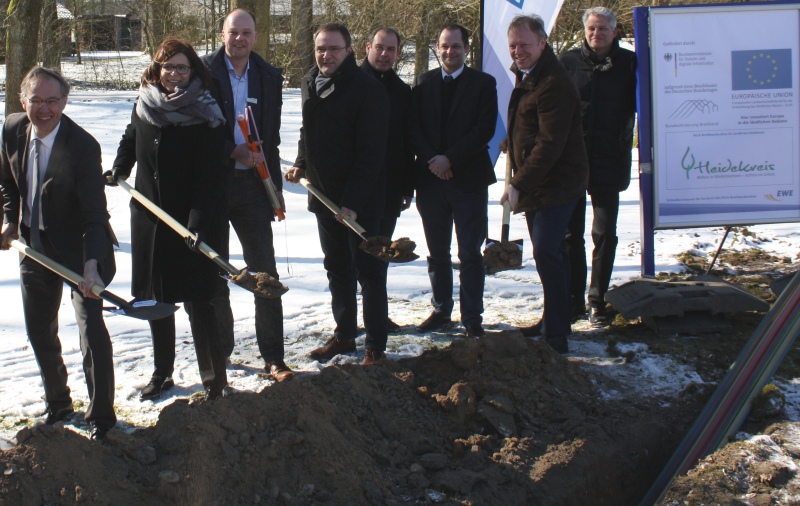 Landrat Manfred Ostermann (links), Christina Fleckenstein (Bürgermeisterin Munster, Zweite v. l.), Lienhard Varoga (Amt für regionale Landesentwicklung, Vierter v. l.), Stefan Molkentin (Regionalleiter Nord der aconium GmbH, Dritter v. r.) und Peer Beyersdorff (Breitbandkompetenzzentrum Niedersachsen, Zweiter v. r.) beim Spaten-stich mit Vertretern des ausführenden Telekommunikationsunternehmens und des Breitbandkompetenzzentrums Niedersachsen in Munster am 01.03.2018.