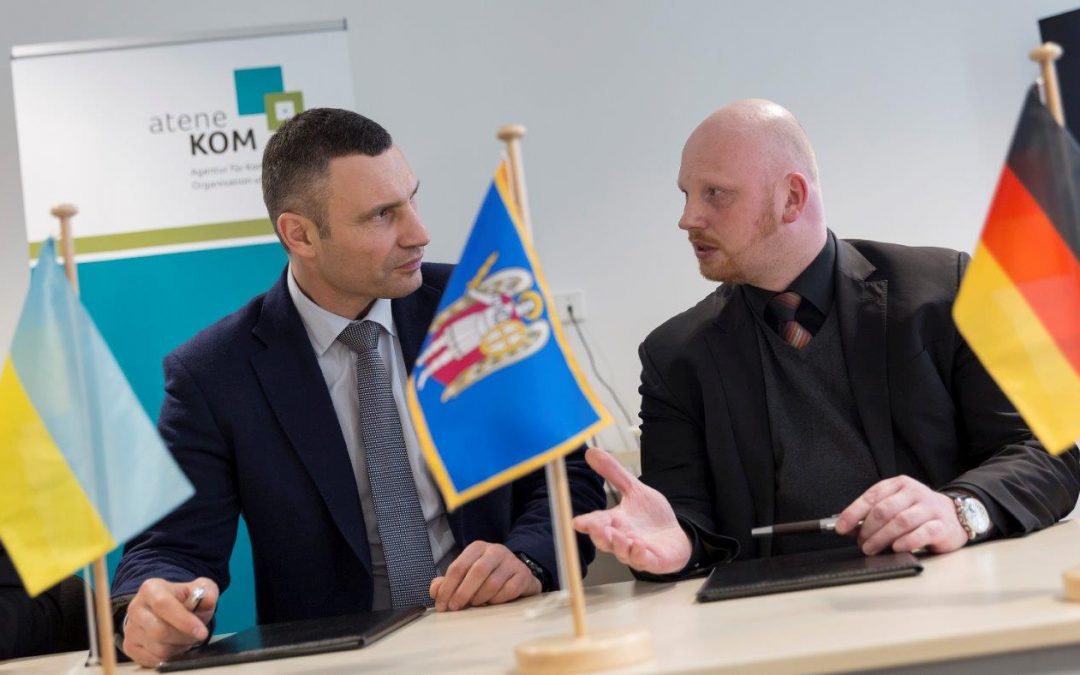 Witalij Klitschko (Bürgermeister von Kiew) und Tim Brauckmüller (geschäftsführender Gesellschafter der aconium GmbH) bei der Unterzeichnung eines Memorandums für Zusammenarbeit bei der Durchführung von Stadtprojekten im Rahmen des Konzepts "KYIV SMART CITY 2020" am 22.03.2018 in Berlin.