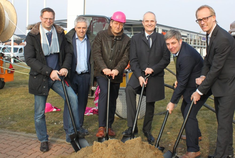 Thomas Wiesenhütter (Regionalplaner beim Landkreis Goslar), Günter Meier und Thomas Krieger vom ausführenden Telekommunikationsunternehmen, Landrat Thomas Brych, Matthias Schulze-Mantei (ate-ne KOM GmbH) und Falko Lausch (Breitband Kompetenz Zentrum Niedersachsen) beim Spatenstich im Landkreis Goslar am 7. März 2018