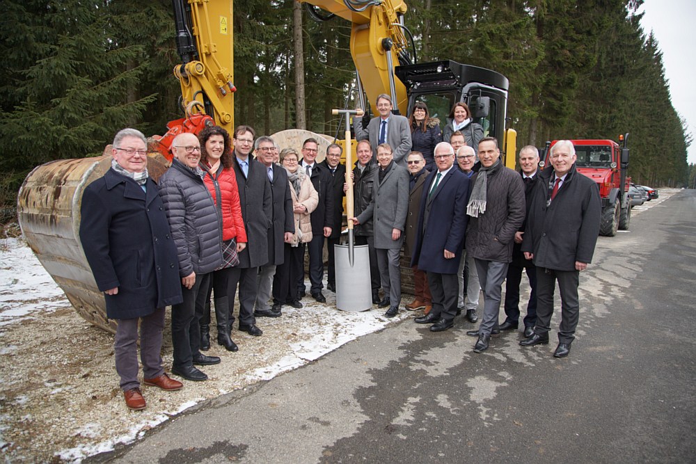 Landrat Gregor Eibes (9. v. l.), Staatssekretär Randolf Stich (Ministerium des Innern und für Sport Rehinland-Pfalz, 10. v. l.) und weitere Teilnehmer beim Spatenstich für den Breitbandausbau am Hunsrückhaus (Rheinland-Pfalz) im Landkreis Bernkastel-Wittlich am 19.03.2018.