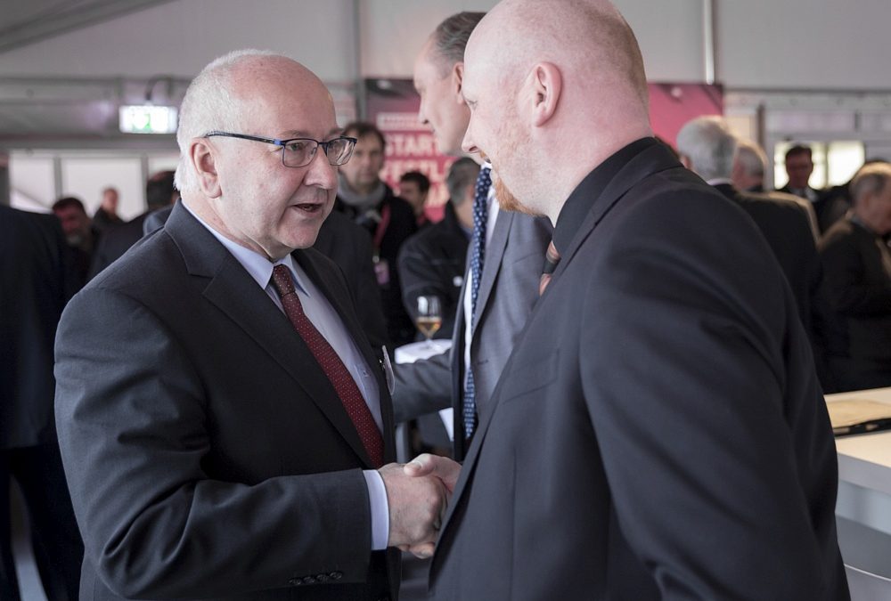 Landrat Ralf Drescher (Landkreis Vorpommern-Rügen, l) und Tim Brauckmüller (Geschäftsführender Gesellschafter der aconium GmbH, r) unterhalten sich am 26.03.2018 in Kramerhof beim Spatenstich zum Start des Breitbandbausbaus im Landkreis Vorpommern-Rügen. Foto: aconium GmbH / Florian Schuh