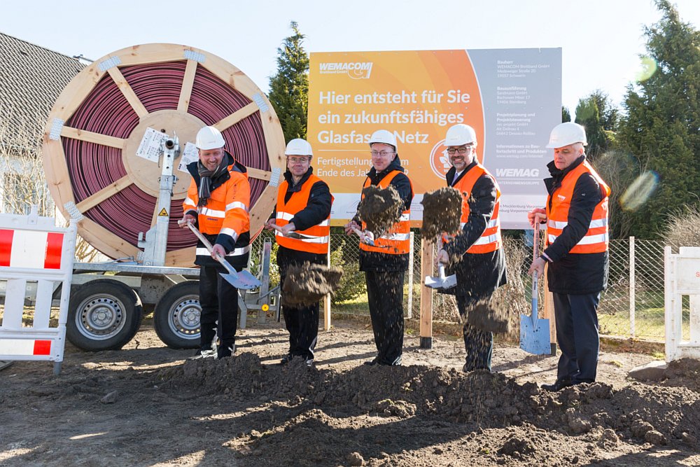 Martin Retzlaff, Geschäftsführer der WEMACOM Breitband GmbH, MdB Frank Junge, Christian Pegel, Minister für Energie, Infrastruktur und Digitalisierung, WEMAG-Vorstand Thomas Murche und Wolfgang Schmülling, 1. Stellvertreter des Landrates des Landkreises Ludwigslust-Parchim, am 19.03.2018 beim symbolischen Spatenstich für den Breitbandausbau in Neuburg, Gemeinde Siggelkow, Landkreis Ludwigslust-Parchim (Mecklenburg-Vorpommern). Fotocredit: WEMAG/Stephan Rudolph-Kramer