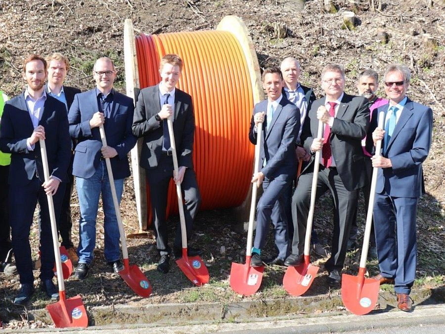 Markus Menn, Breitbandkoordinator Kreis Siegen-Wittgenstein (l.), Mathis Entrup, aconium (2. v. l.), Giovanni Lo Re, Bezirksregierung Arnsberg (3. v. l.) Jannik Thiele, MICUS GmbH (4. v. l.) Landrat Andreas Müller, Kreis Siegen-Wittgenstein (5. v. r.), Paul Wagener, Bürgermeister Stadt Netphen (3. v. r.) und weitere Teilnehmer beim Spatenstich am 19.04.2018 in Netphen-Deuz, Kreis Siegen-Wittgenstein (Nordrhein-Westfalen)