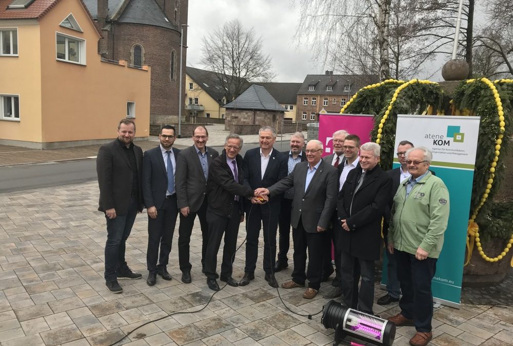 Christoph Erb (3. v.l., Kreiskoordinator für das Ausbauprojekt), Bürgermeister von Dipperz Klaus-Dieter Vogler (4. v.l.), Bernd Woide (5. v.l., Landrat Landkreis Fulda), Manfred Henning (Regionallei-ter Hessen und Rheinland-Pfalz aconium) mit Vertretern der ausführenden Telekommunikati-onsunternehmen bei der Inbetriebnahme des Clusters 4 am 28.03.2018 in Dipperz. Fotocredit: aconium