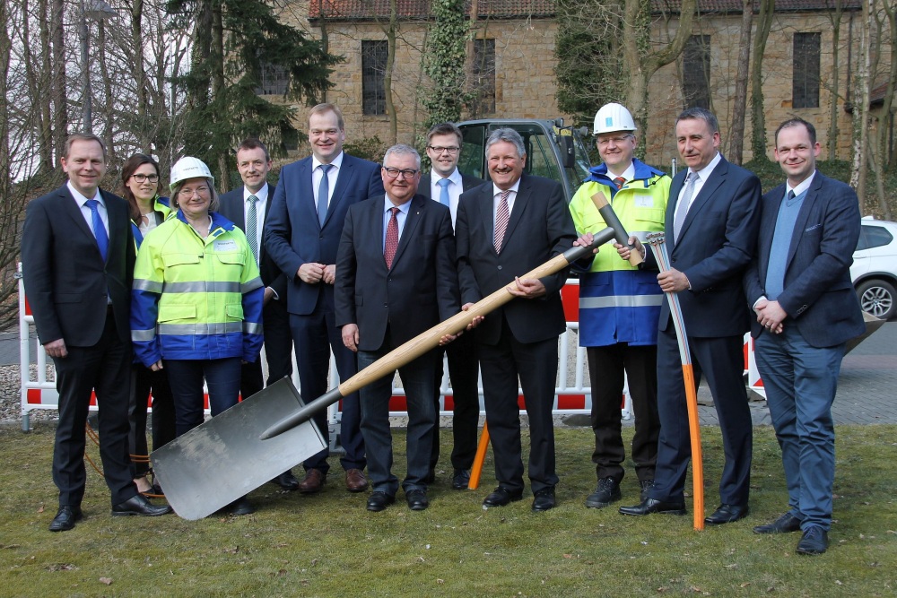 Foto: Franz-Josef Evers (Kreistagsabgeordneter, links), Michael Steffens (Dezernent Landkreis Emsland, 4. v. l.), Albert Stegemann (Bundestagsabgeordneter, 5. v. l.), Rainer Beckedorf (Staatssekretär im Niedersächsischen Ministerium für Ernährung, Landwirtschaft und Verbraucherschutz, 6. v. l.), Christian Fühner (Landtagsabgeordneter, 7. v. l.), Reinhard Winter (Landrat Landkreis Emsland, 4. v. r.), Andreas Kaiser (Bürgermeister Gemeinde Salzbergen, 2. v. r.) und Stefan Molkentin (aconium GmbH, rechts) mit Mitarbeitern der ausführenden Telekommunikationsunter-nehmen am 07.02.2018 beim Spatenstich im dritten Ausbaugebiet des Landkreises Emsland. Fotocredit: Landkreis Emsland