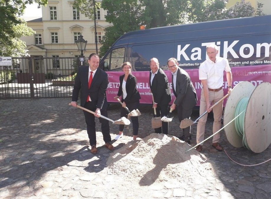 Daniel Knohr (Regionalleiter aconium, l.), Sandra Beichert (Staatskanzlei Sachsen-Anhalt, Referat Verbesserung der Breitbandversorgung, 2. v. l.), Bürgermeister Andreas Dittmann (Zerbst, r.) mit weiteren Teilnehmern beim Spatenstich in Zerbst (Sachsen-Anhalt) am 08.05.2018