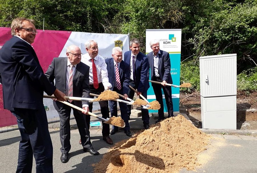 Klaus Bernhardt (Projektleiter Lahn-Dill Breitband), Bürgermeister Frank Inderthal (Solms), Manfred Henning (Regionallei-ter aconium), Bundestagsabgeordneter Hans-Jürgen Irmer, Landrat Wolfgang Schuster (Lahn-Dill-Kreis), Harald Ort-mann (Telekom Deutschland) beim Spatenstich im Lahn-Dill-Kreis am 25.05.2018.