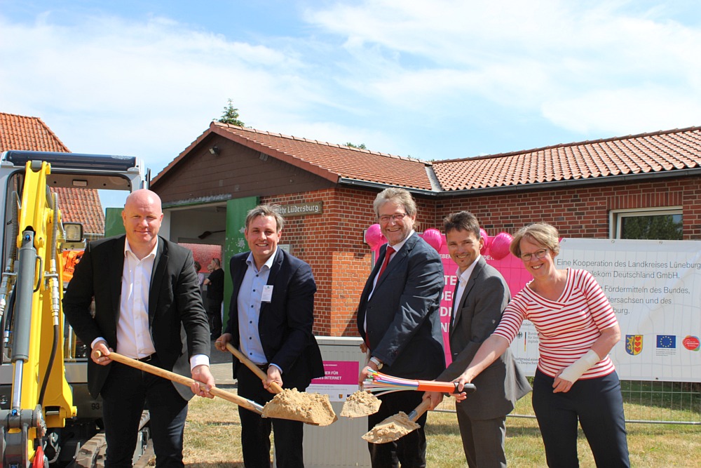 Startsignal für den Glasfaser-Ausbau im Landkreis Lüneburg: Landrat Manfred Nahrstedt (Mitte), Samtgemeindebürgermeister Laars Gerstenkorn (l.), Matthias Schulze-Mantei (aconium), Monika Scherf (Landesbeauftragte für regionale Landesentwicklung, r.) und ein Vertreter des ausbauenden Telekommunikationsunternehmens beim symbolischen Spatenstich in Lüdersburg am 11.06.2018.