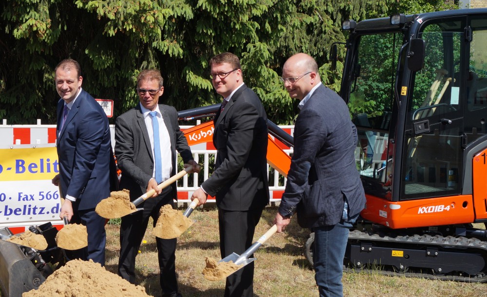 Oberbürgermeister Torsten Zugehör (2.v.r., Lutherstadt Wittenberg), Daniel Knohr (links, Regional-leiter aconium) mit Vertretern der ausführenden Unternehmen beim symbolischen Spatenstich in Nudersdorf am 22.05.2018. Foto: Stephan Heinrich