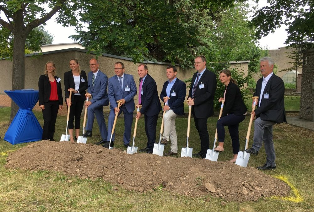 Landrat Markus Bauer (4.v.l.), Oberbürgermeister Sven Wagner (5.v.l., Stadt Staßfurt), Sandra Beichert (2.v.r., Ministerium für Wirtschaft, Wissenschaft und Digitalisierung des Landes Sach-sen-Anhalt), Ortbürgermeister Peter Rotter (rechts, Üllnitz) und Ellen Greifender (2.v.l., aconium) mit Vertretern der ausbauenden Telekommunikationsunternehmen beim symbolischen Spatenstich in Üllnitz am 24.05.2018. Foto: Salzlandkreis