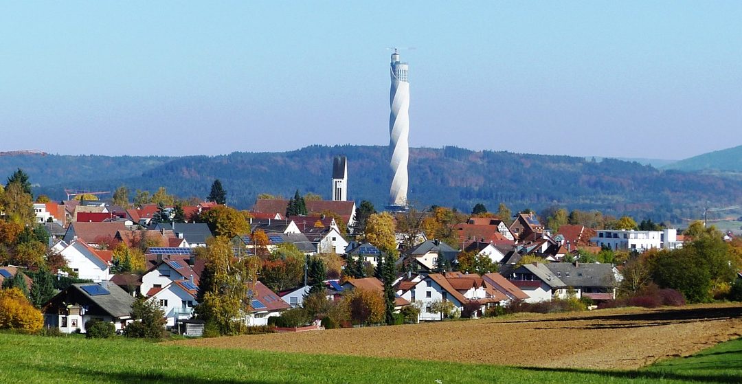 Blick auf Zimmern ob Rottweil (Baden-Württemberg), auffällig: der Thyssenkrupp Testturm, in dem seit 2017 Hochgeschwindigkeitsaufzüge und -fahrstühle getestet werden.