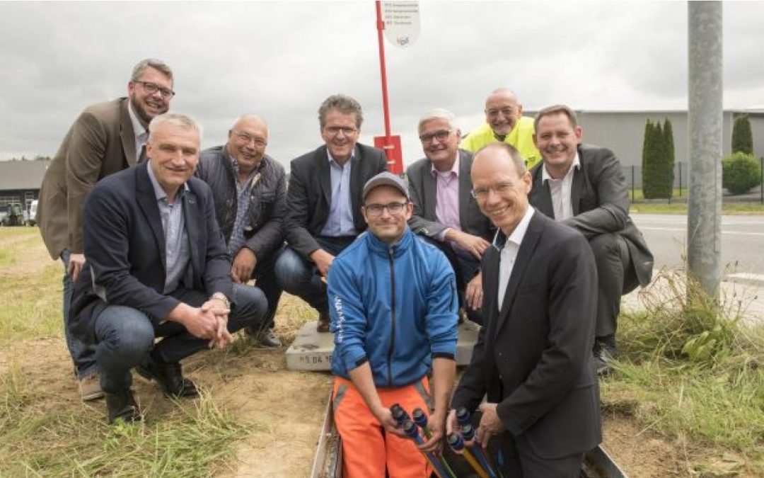 Landrat Michael Lübbersmann (rechts im Vordergrund), Thorsten Schoppmeyer (Breitbandbauftragter Landkreis Osnabrück, l.), Bürgermeister Guido Halfter (Bissendorf, 4. v. l.), Bürgermeister Reinhard Scholz (Melle, 4. v. r.), Bürgermeister Marc Schewski (Hilter, r.) beim Startschuss für den Ausbau der digitalen Infrastruktur in Ebbendorf, Ortsteil von Hilter, Landkreis Osnabrück am 28. Juni 2018. Foto: Landkreis Osnabrück/Uwe Lewandowski