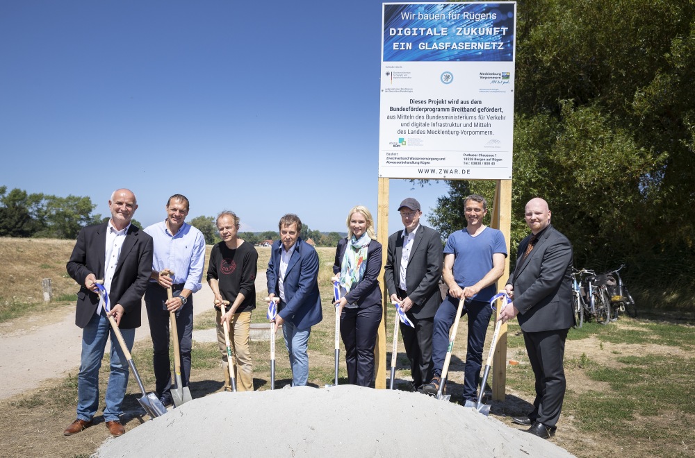 Foto oben l-r: Axel Rödiger (Geschäftsführer ZWAR), Holger Kliewe (Bürgermeister Ummanz und MdL), Thomas Gens (Bürgermeister Hiddensee), Manuela Schwesig (Ministerpräsidentin Mecklenburg-Vorpommern), Christian Pegel (Minister für Energie, Infrastruktur und Digitalisierung in Mecklenburg-Vorpommern), Dr. Stefan Kerth (Landrat 2018 des Landkreises Vorpommern-Rügen), Tim Brauckmüller (Geschäftsführer der aconium GmbH) mit Vertretern der ausführenden Unternehmen am 16.07.2018 auf Hiddensee. Foto: aconium GmbH / Florian Schuh