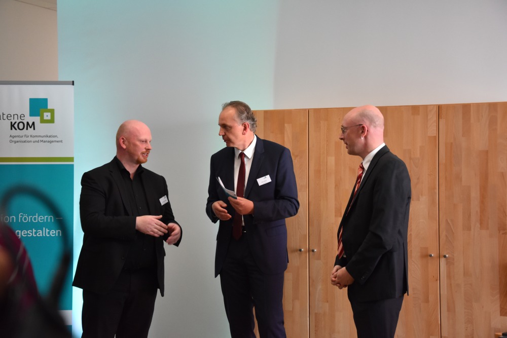 l-r: Tim Brauckmüller (Geschäftsführer aconium), Marc Walter (Regionalleiter aconium für Mecklenburg-Vorpommern) und Christian Pegel (Minister für Energie, Infrastruktur und Digitalisierung des Bundeslandes Mecklenburg-Vorpommern) bei der Eröffnung des Regionalbüros für Mecklenburg-Vorpommern in Schwerin am 26.06.2018. Foto: aconium GmbH