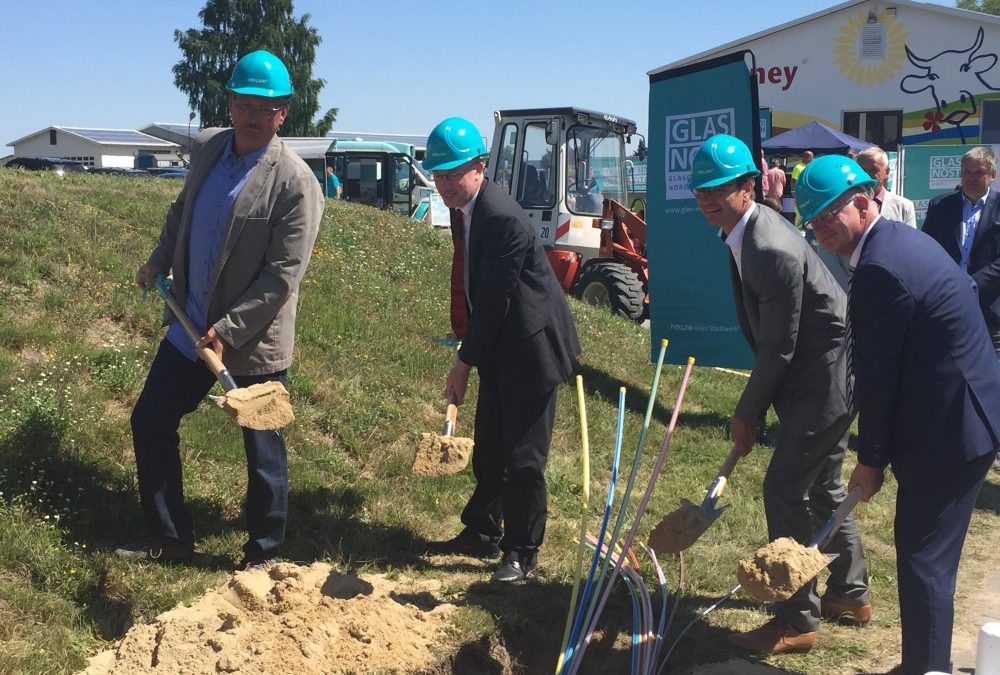 l-r: Kai-Uwe Zirzow (Bürgermeister von Pripsleben), Christian Pegel (Minister für Energie, Infrastruktur und Digitalisierung in Mecklenburg-Vorpommern), Ingo Meyer (Geschäftsführer der Neubrandenburger Stadtwerke GmbH) und Landrat Heiko Kärger beim symbolischen Spatenstich am 04.07.2018 in Pripsleben. Foto: aconium GmbH