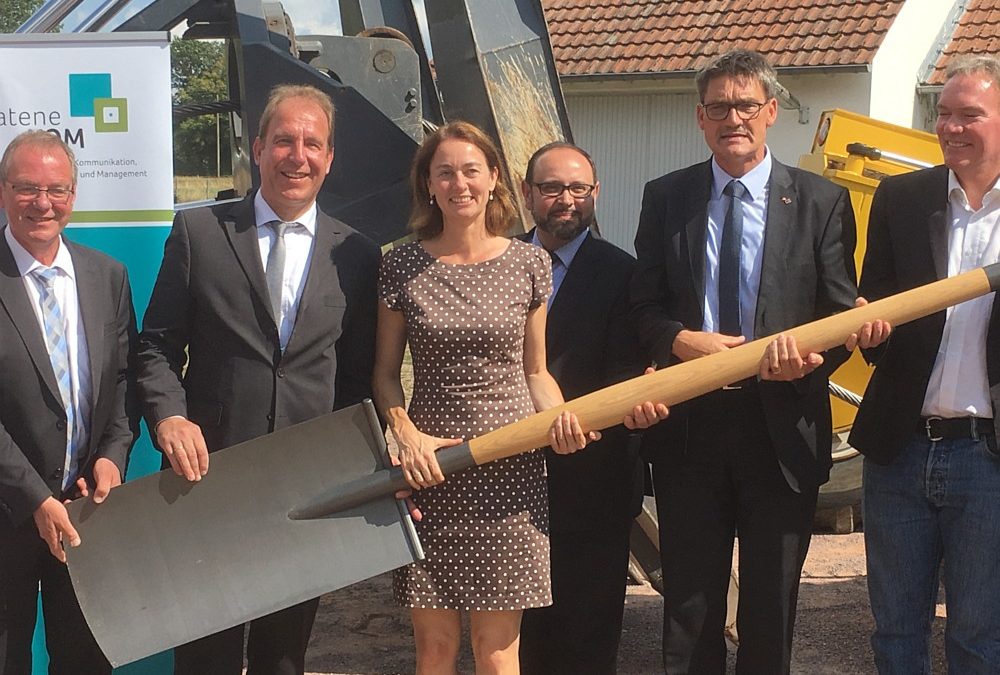 l-r: Martin Alten (Bürgermeister der Verbandsgemeinde Kell am See), Randolf Stich (Staatssekretär Ministerium des Innern und für Sport Rheinland-Pfalz), Dr. Katarina Barley (Bundesministerin für Justiz und Verbraucherschutz), Pietro Pitruzzella (aconium), Günther Schartz (Landrat des Landkreises Trier-Saarburg), Andreas Steier (MdB) beim Spatenstich für den Breitbandausbau in Vierherrenborn im Landkreis Trier-Saarburg (Rheinland-Pfalz)