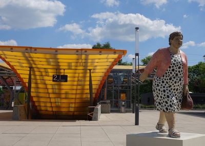 Blick auf den Bahnhof mit der "Alltagsfigur" Helga in Emsdetten