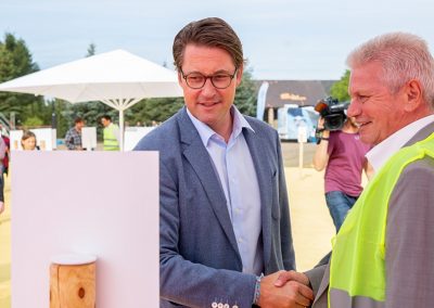 Bundesminister für Verkehr und digitale Infrastruktur Andreas Scheuer (l.) und Regionalleiter Manfred Henning (Regionalbüro für Hessen, Rheinland-Pfalz und Saarland, aconium, r.) beim Lokalmediengipfel, Schönewalde/OT Grassau (Brandenburg) 17.09.2018