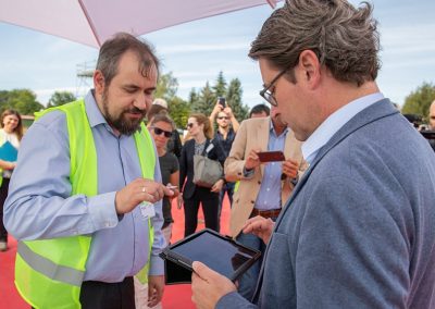 Bundesminister für Verkehr und digitale Infrastruktur Andreas Scheuer (r.) und Ulf Freienstein (Leiter Infrastrukturförderung, aconium, l.) beim Lokalmediengipfel, Schönewalde/OT Grassau (Brandenburg) 17.09.2018