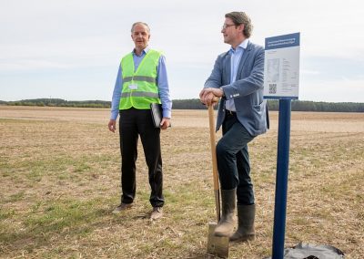 Bundesminister für Verkehr und digitale Infrastruktur Andreas Scheuer (r.) und Regionalleiter Marc Walter (Regionalbüro für Mecklenburg-Vorpommern, aconium, l.) beim Lokalmediengipfel, Schönewalde/OT Grassau (Brandenburg) 17.09.2018