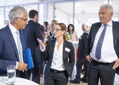 Ashok-Alexander Sridharan(Bürgermeister Stadt Bonn, l.), Dr. Annette Schumacher (Mitglied der Geschäftsführung aconium) und Dr. Markus Tietmeyer (Regionalleiter aconium, r.) im Gespräch. Eröffnung des Regionalbüros für Nordrhein-Westfalen der aconium GmbH in Bonn, 28.09.2018