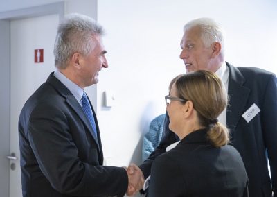 Prof. Dr. Andreas Pinkwart (Minister für Wirtschaft, Innovation,Digitalisierung und Energie des Landes Nordrhein-Westfalen, l.) im Gespräch mit Dr. Annette Schumacher (Mitglied der Geschäftsführung aconium, l.) und Dr. Markus Tietmeyer (Leiter Regionalbüro für Nordrhein-Westfalen, aconium, r.). Eröffnung des Regionalbüros für Nordrhein-Westfalen der aconium GmbH in Bonn, 28.09.2018