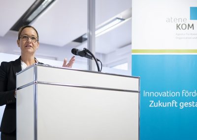 Dr. Annette Schumacher (Mitglied der Geschäftsführung aconium) bei ihrer Rede zur Eröffnung des Regionalbüros für Nordrhein-Westfalen der aconium GmbH in Bonn, 28.09.2018