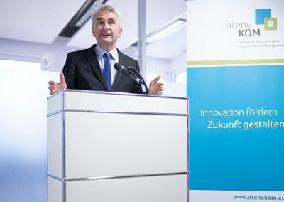 Prof. Dr. Andreas Pinkwart (Minister für Wirtschaft, Innovation,Digitalisierung und Energie des Landes Nordrhein-Westfalen) bei seiner Rede zur Eröffnung des Regionalbüros für Nordrhein-Westfalen der aconium GmbH in Bonn, 28.09.2018