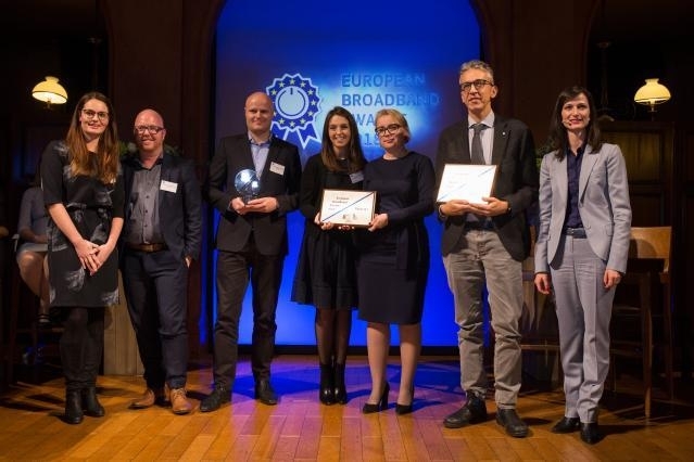 Mariya Gabriel (Europäische Kommissarin für digitale Wirtschaft und Gesellschaft, r.) und Magdalena Jähler (BCO Germany, l.) mit den Gewinnern der European Broadband Awards 2018. Brüssel, 19.11.2018