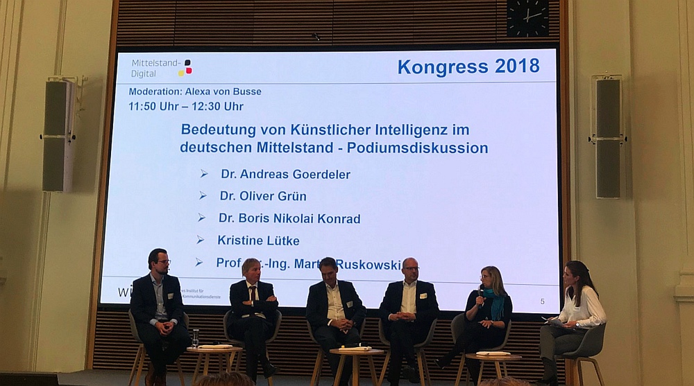 l-r: Dr. Boris Nikolai Konrad (Hirnforscher und Neurowissenschaftler am Donders Centre for Cognitive Neuroimaging in Nijmegen, Niederlande), Dr. Andrea Goerdeler (Leiter der Unterabteilung "Nationale und europäische Digitale Agenda" des BMWi), Dr. Oliver Grün (Präsident BITMi, der European Digital SME Alliance und des digitalHUB Aachen), Prof. Martin Ruskowski (Lehrstuhl für Werkzeugmaschinen und Steuerungen an der TU Kaiserslautern und Forschungsbereichsleiter Innovative Fabriksysteme am Deutschen Forschungszentrum für Künstliche Intelligenz) , Kristine Lütke (Bundesvorsitzende der Wirtschaftsjunioren Deutschland e. V.), Alexa von Busse (Moderatorin) bei der Podiumsdiskussion auf dem Mittelstand-Digital Kongress im Bundesministerium für Wirtschaft und Energie. Berlin, 07. November 2018. Mittelstand 4.0-Kompetenzzentren, KMU, Digitale Transformation, Digitalisierung, KI, Künstliche Intelligenz, Machine Learning