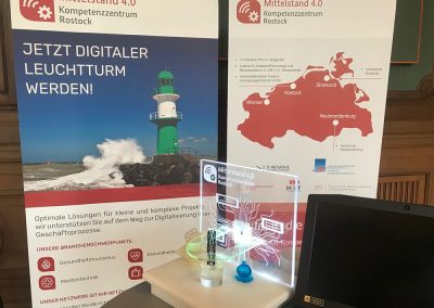 Stand des Mittelstand 4.0 KJompetenzzentrums Rostock. Die insgesamt 25 Kompetenzzentren Mittelstand 4.0 Deutschlands stellen sich an ihren Ständen vor und nutzen die Gelegenheit zu netzwerken. Mittelstand-Digital Kongress im Bundesministerium für Wirtschaft und Energie. Berlin, 07. November 2018. Mittelstand 4.0-Kompetenzzentren, KMU, Digitale Transformation, Digitalisierung, KI, Künstliche Intelligenz, Machine Learning