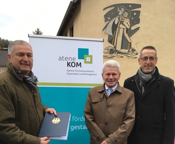 Landrat Bernd Woide (Landkreis Fulda, l), Bürgermeister Malolepszy (Gemeinde Hosenfeld, r.) und Regionalleiter Manfred Henning (aconium, m.) bei der Inbetriebnahme und Bescheidübergabe in Hosenfeld (Landkreis Fulda, Hessen) am 14.12.2018.