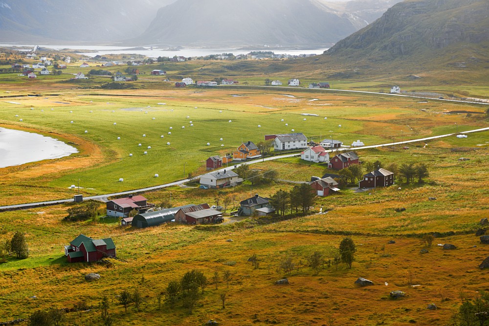 Ländliche Region am Wasser in Nordeuropa